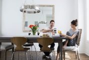 Ein junges Paar sitzt im Esszimmer beim gemeinsamen Frühstück Ein junges Paar sitzt im Esszimmer beim gemeinsamen Frühstück